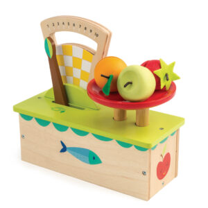 Tender Leaf Jour du Marché: BALANCE 19,5x10x18cm, avec pomme (2 parties), orange (2 parties) et fraise (2 parties), en bois, en boîte 18,4x10,2x20,3cm,  3+